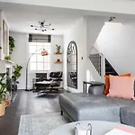 Stunning Townhouse With Large Roof Terrace